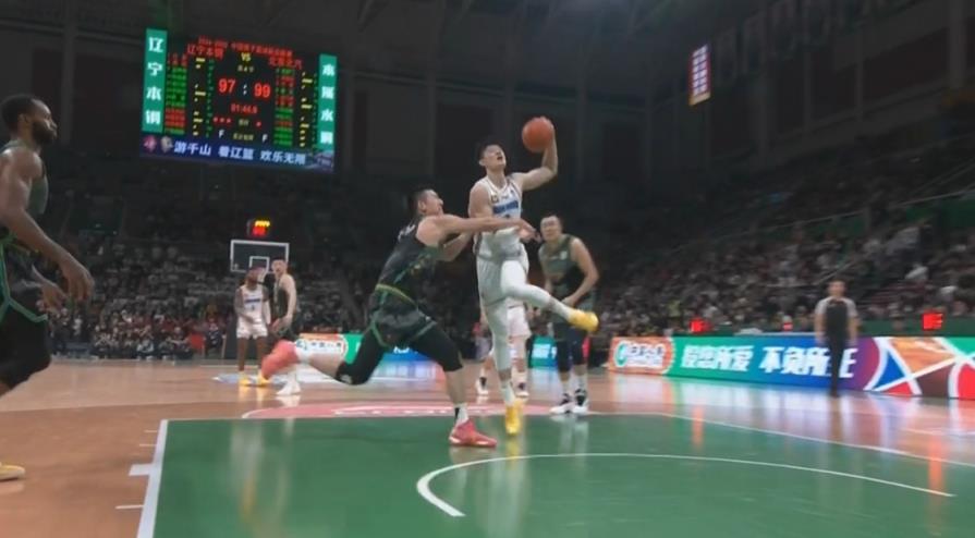 曾凡博起飞欲扣 付豪凶狠犯规将其拽倒 裁判回看后普通犯规...