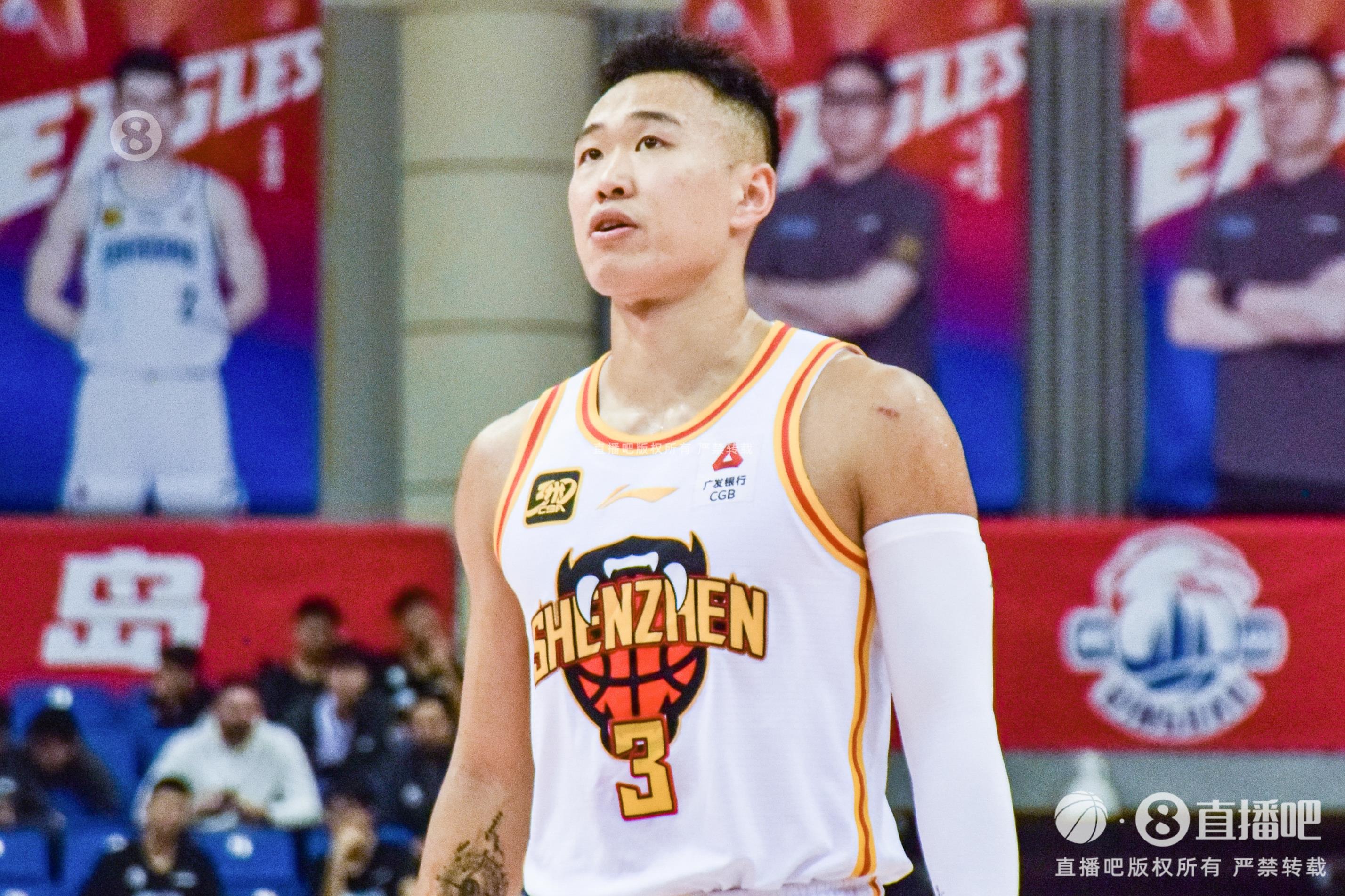下半场没给打！贺希宁14分钟3中0无得分 仅拿3篮板...